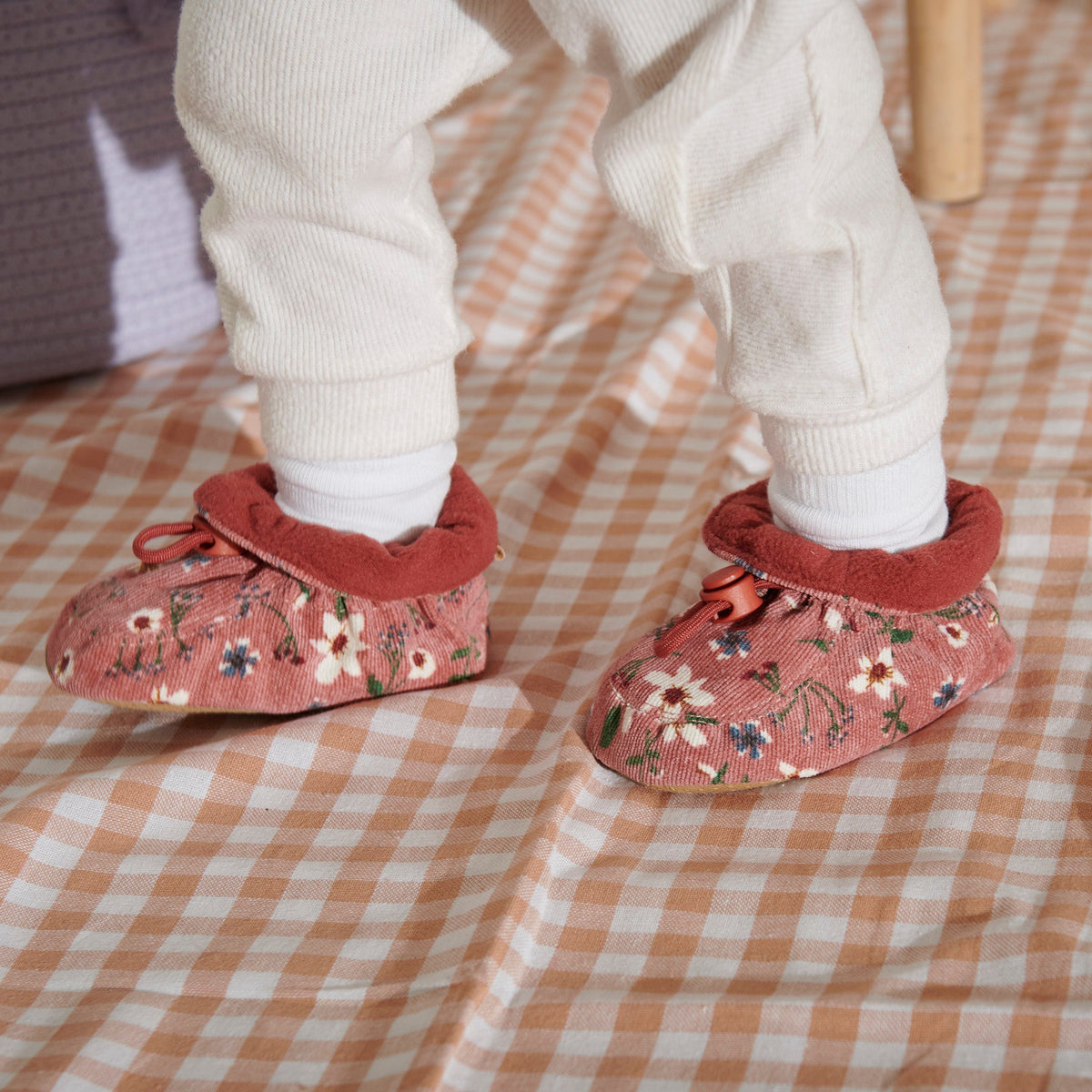 Flower textile slippers